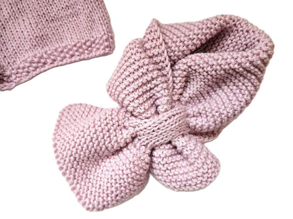 nullSteckschal Mädchen fürs Alter 1- 3 JahreWir präsentieren unseren handgestrickten Steckschal Mädchen, perfekt für Mädchen im Alter von 1–3 Jahren. Dieser entzückende Schal aus hochwertigem Merino- und Alpak