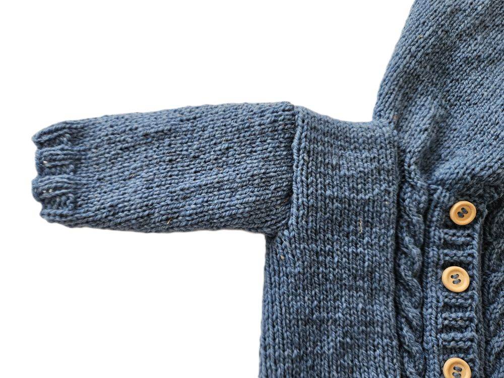 Bio Strickjacke in Blau und Größe 62/68 3-6 Monate - Shop Pekusch