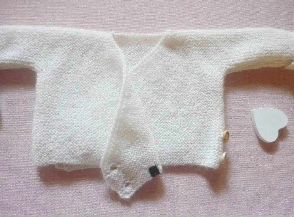 nullWickeljacke Baby Weiß in Größe 62/68 3-6 monthWickeljacke Baby Weiß in Größe 62/68. Die Baby Wickeljacke Alpaka handgestrickt in Weiß in Größe 62/68 ist ein wahrer Blickfang! Diese süße Jacke wurde mit viel Lieb