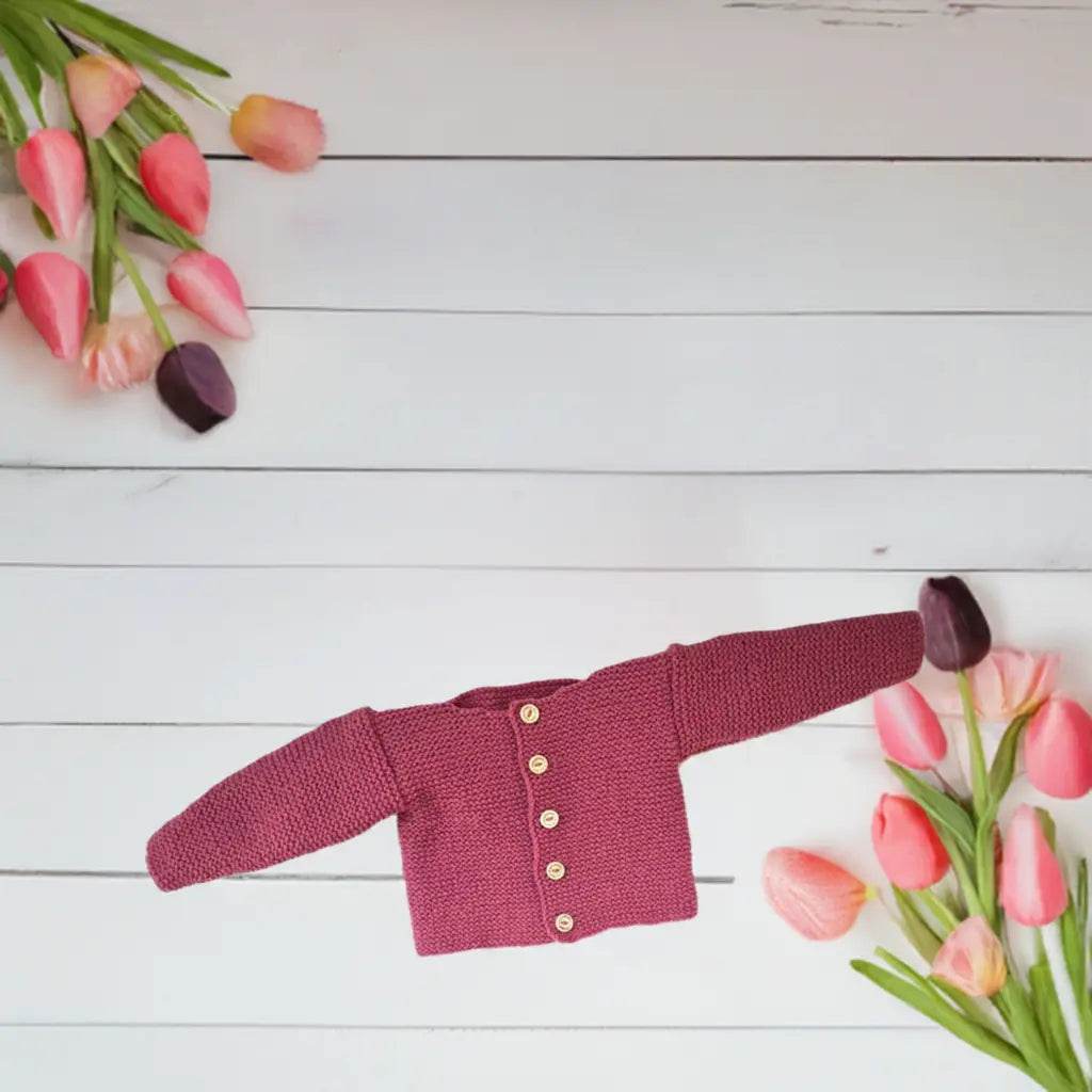 nullBio Strickjacke Baby Rosa Größe 62/68 3-6 monthStrickjacke Bio Baby Rosa in der Größe 62/68. Unsere handgestrickte Baby Strickjacke aus weicher Wolle in Rosa ist perfekt für die kalten Tage geeignet. Die Jacke is