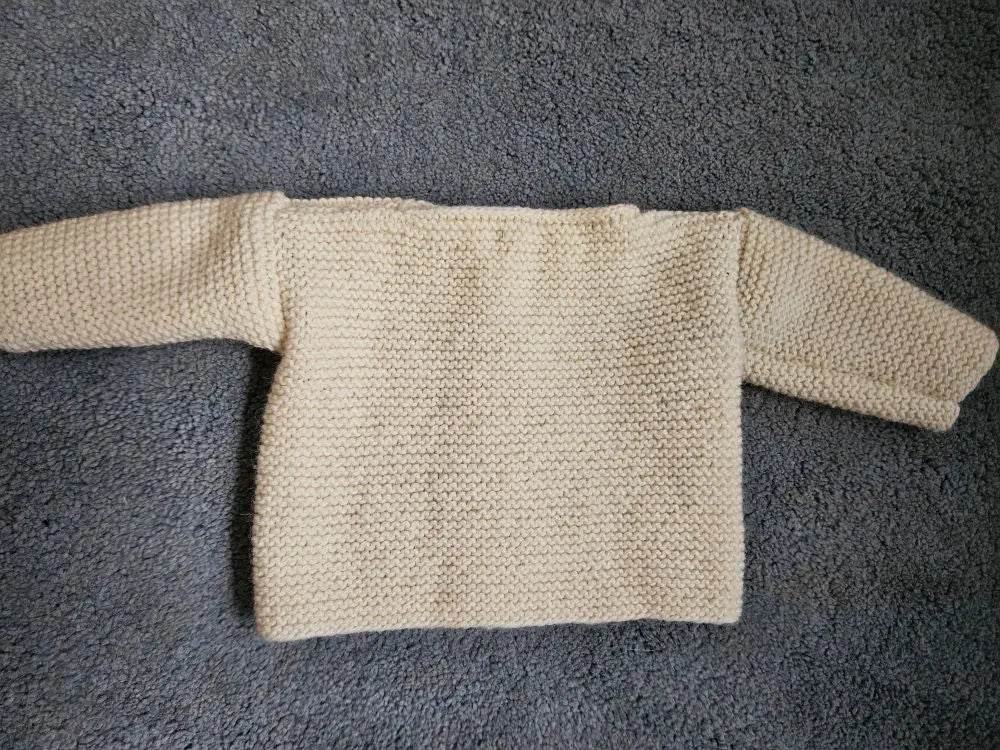 nullStrickjacke Baby Wollweiß Größe 68/74 6-9 monthStrickjacke Baby Wollweiß in Größe 68/74. Unsere handgestrickte Baby Strickjacke aus weicher Wolle in Wollweiß ist perfekt für die kalten Tage geeignet. Die Jacke is