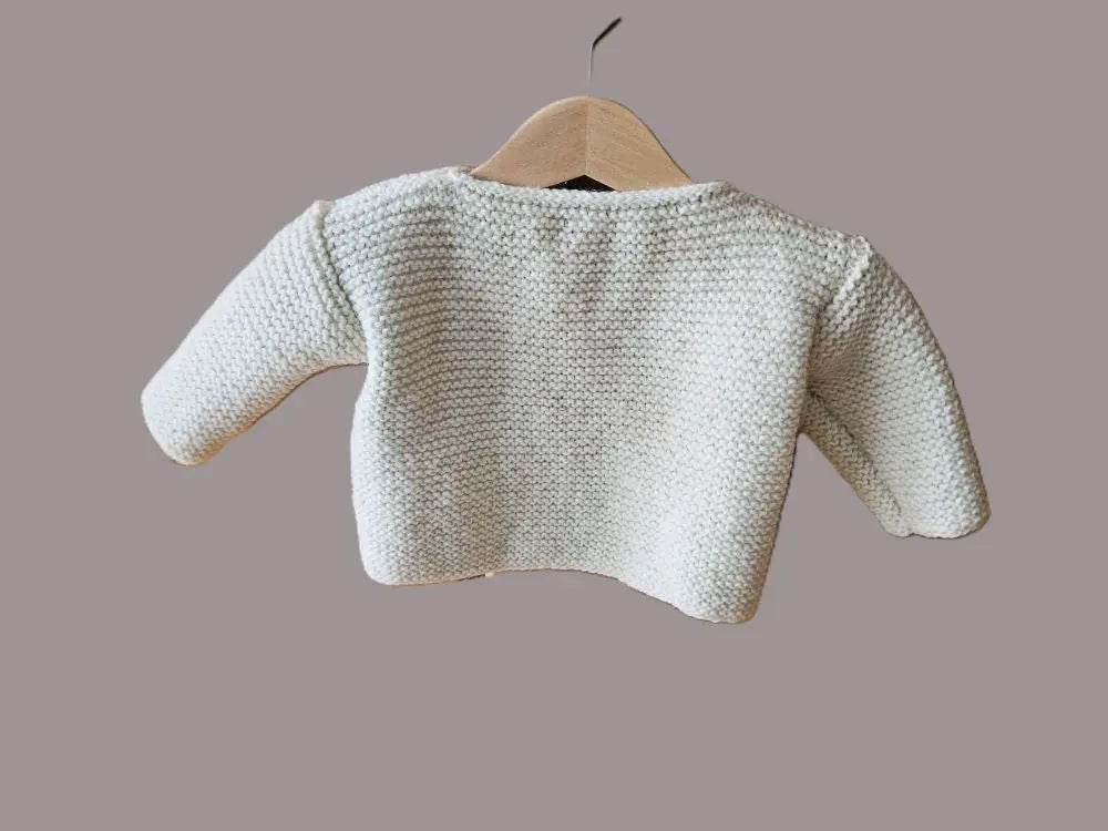 nullStrickjacke Baby Wollweiß Größe 68/74 6-9 monthStrickjacke Baby Wollweiß in Größe 68/74. Unsere handgestrickte Baby Strickjacke aus weicher Wolle in Wollweiß ist perfekt für die kalten Tage geeignet. Die Jacke is