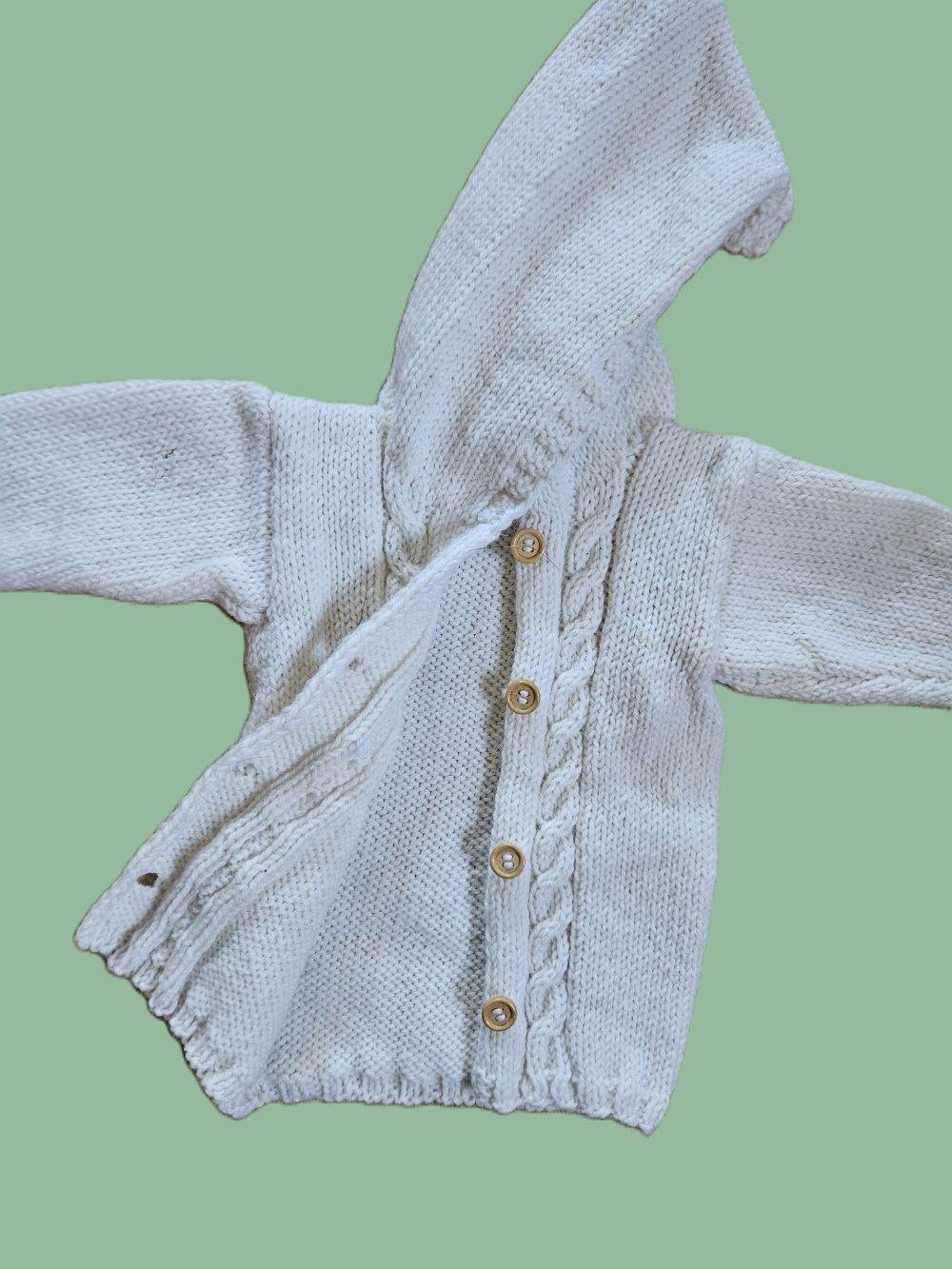 nullStrickjacke Baby Wollweiß Größe 80/86 12-18 monthStrickjacke Baby Wollweiß Größe 80/86. Diese süße handgestrickte Baby Strickjacke aus Wolle in Wollweiß mit Kapuze und in der Größe 80/86 wurde liebevoll aus einer M