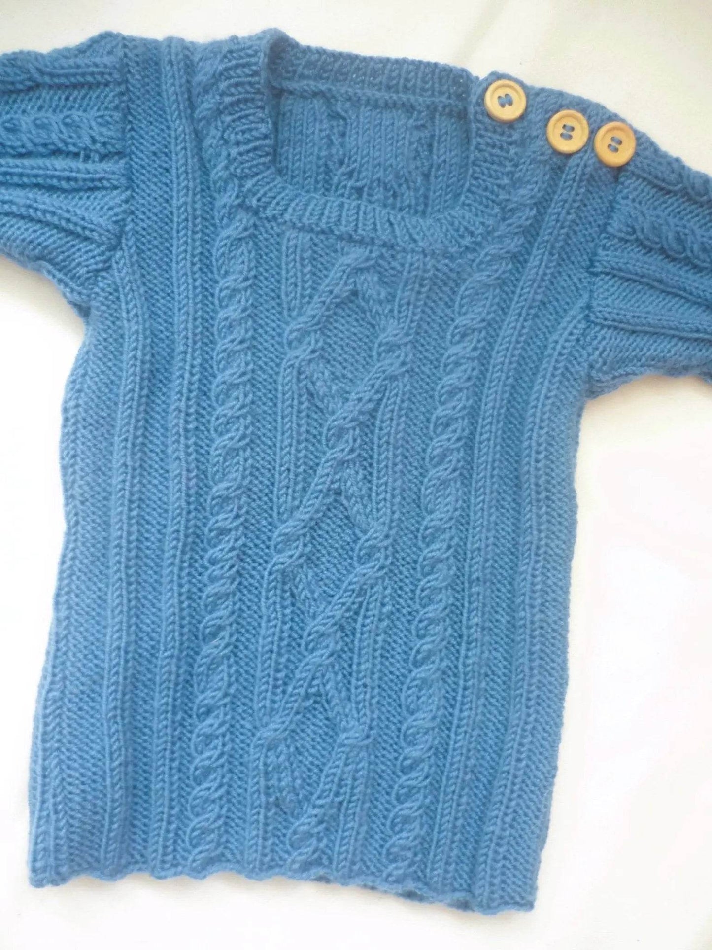 nullBaby Merino Pullover in Blau Größe 80/86-12-18 monthUnser handgestrickter Baby Merino Pullover in Blau ist ein absoluter Blickfang und ein Must-Have für die Garderobe Ihres kleinen Lieblings. Hergestellt handgestrickt