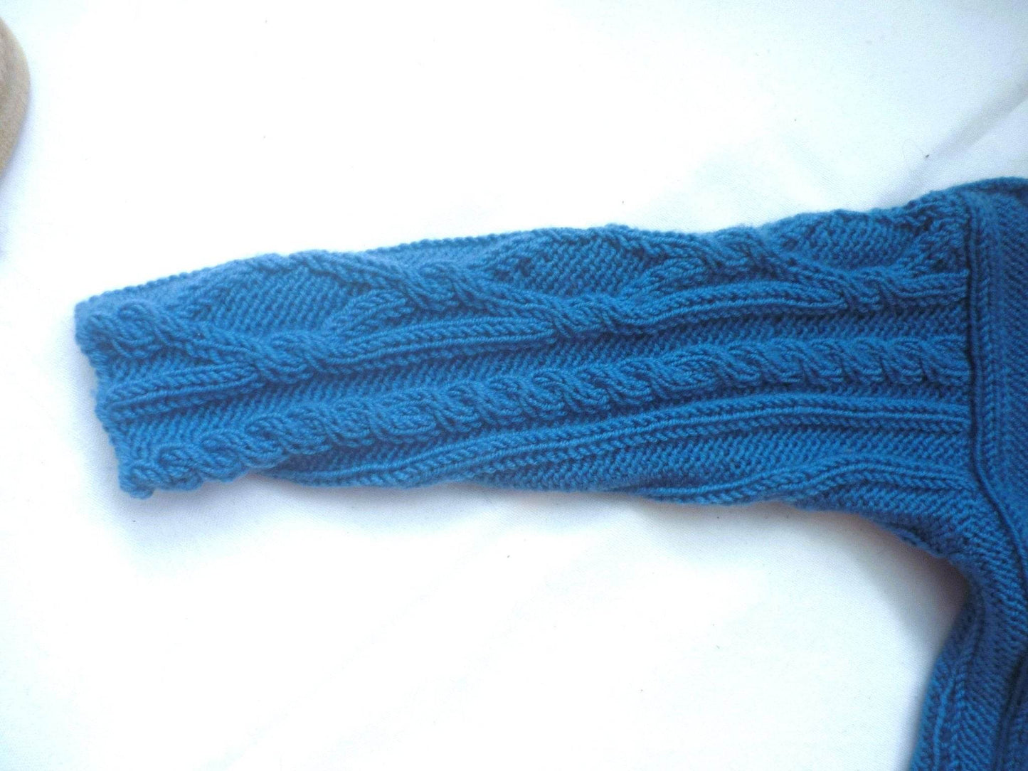 nullBaby Merino Pullover in Blau Größe 80/86-12-18 monthUnser handgestrickter Baby Merino Pullover in Blau ist ein absoluter Blickfang und ein Must-Have für die Garderobe Ihres kleinen Lieblings. Hergestellt handgestrickt