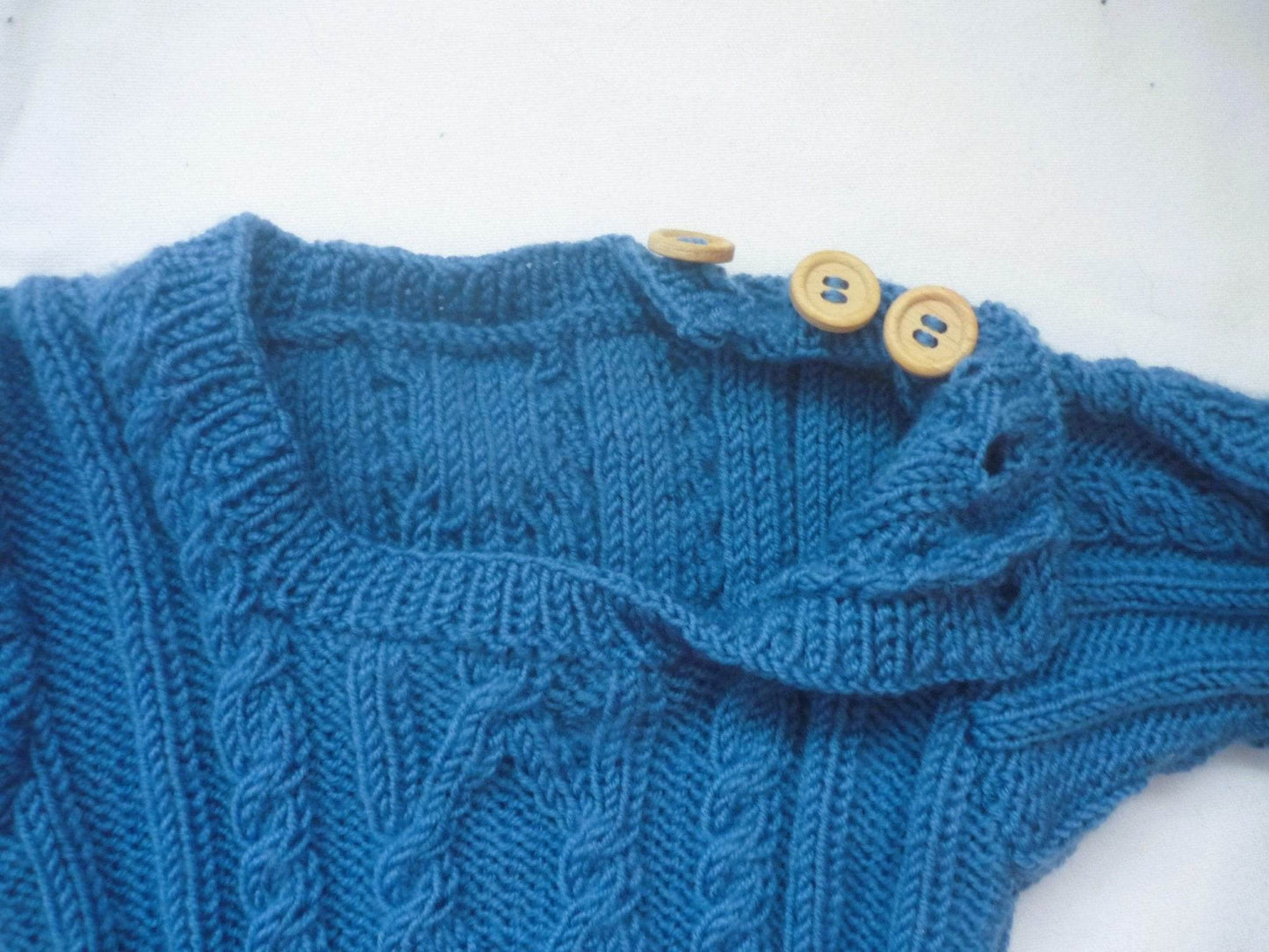 nullBaby Merino Pullover in Blau Größe 80/86-12-18 monthUnser handgestrickter Baby Merino Pullover in Blau ist ein absoluter Blickfang und ein Must-Have für die Garderobe Ihres kleinen Lieblings. Hergestellt handgestrickt