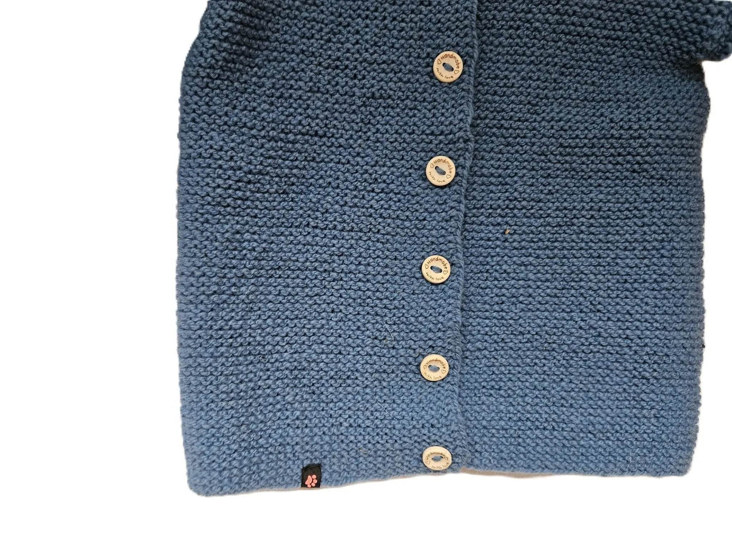 nullBio Kinder Strickjacke Blau Größe 104/110 3-4 JahreStrickjacke Bio Baby Blau in der Größe 104/110. Unsere handgestrickte Baby Strickjacke aus weicher Wolle in Blau ist perfekt für die kalten Tage geeignet. Die Jacke