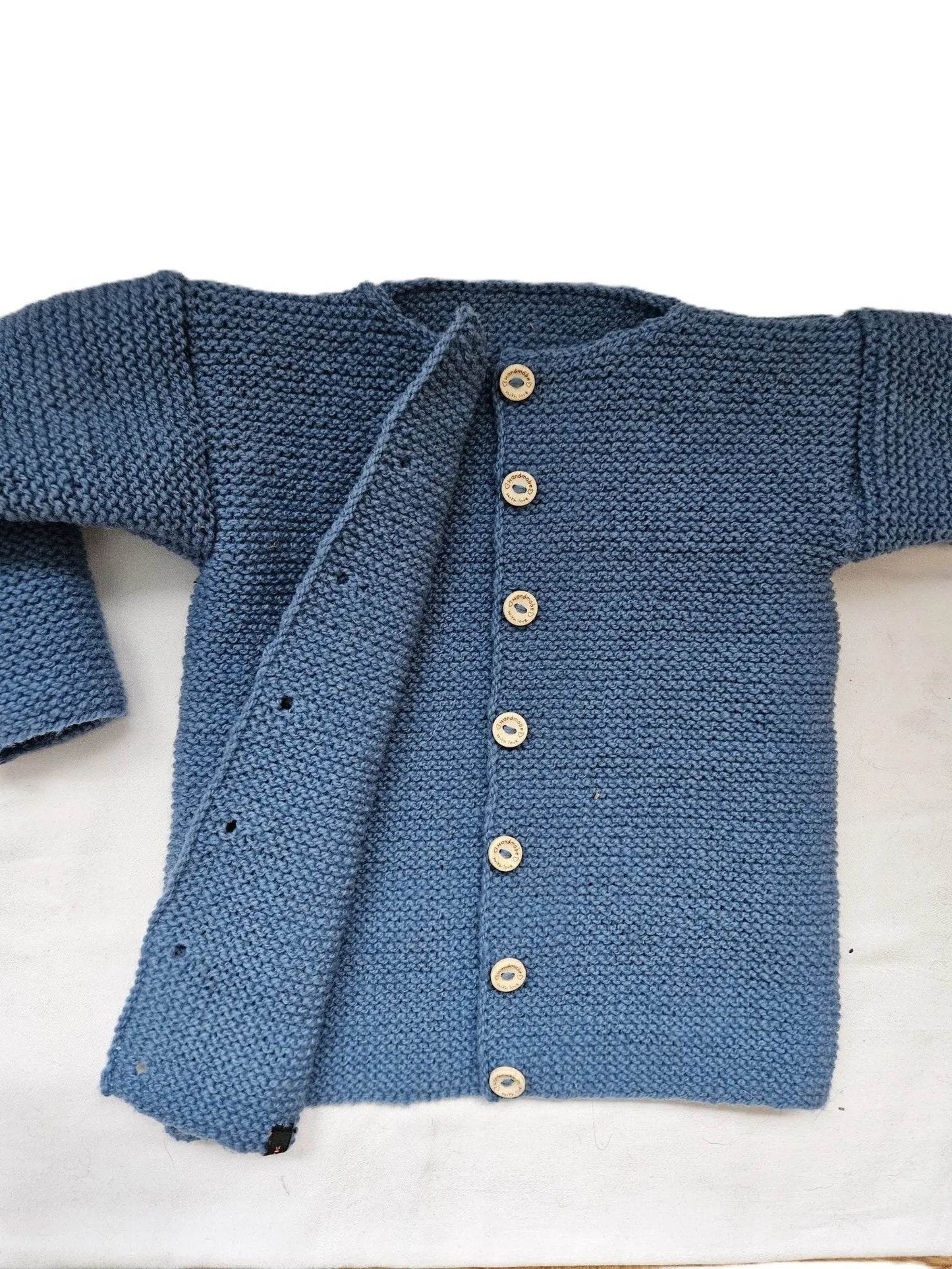 nullBio Kinder Strickjacke Blau Größe 104/110 3-4 JahreStrickjacke Bio Baby Blau in der Größe 104/110. Unsere handgestrickte Baby Strickjacke aus weicher Wolle in Blau ist perfekt für die kalten Tage geeignet. Die Jacke