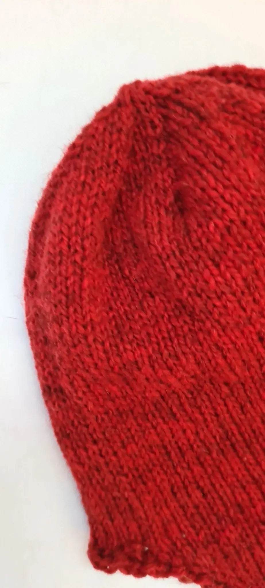 nullBio Mütze in Rot für das Alter 3- 6 MonateDiese süße handgestrickte Bio Mütze in leuchtendem Rot ist perfekt für Babys im Alter von 3-6 Monaten bis 43 cm Kopfumfang. Hergestellt aus hochwertiger Bio Merinowo