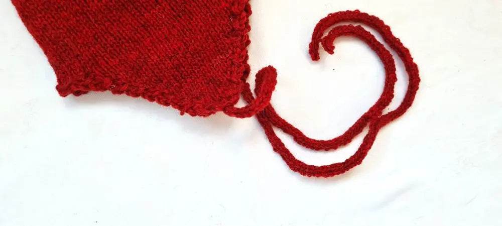 nullBio Mütze in Rot für das Alter 3- 6 MonateDiese süße handgestrickte Bio Mütze in leuchtendem Rot ist perfekt für Babys im Alter von 3-6 Monaten bis 43 cm Kopfumfang. Hergestellt aus hochwertiger Bio Merinowo