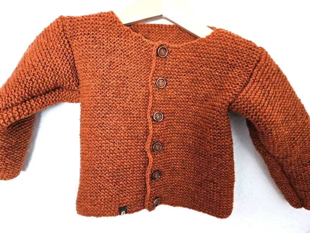 nullBio Strickjacke Baby Orange meliert Größe 86/92 18-24 monthStrickjacke Bio Baby Orange meliert in der Größe 86/92. Unsere handgestrickte Baby Strickjacke aus weicher Wolle in Braun ist perfekt für die kalten Tage geeignet. D