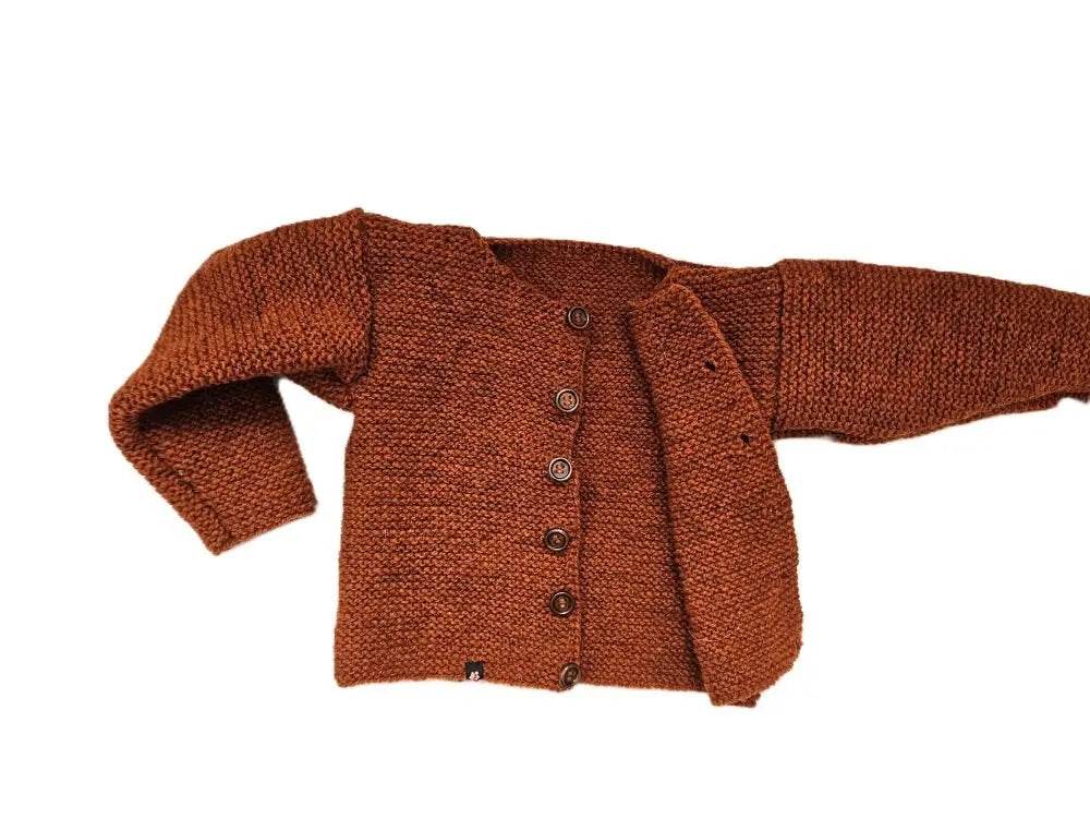 nullBio Strickjacke Baby Orange meliert Größe 86/92 18-24 monthStrickjacke Bio Baby Orange meliert in der Größe 86/92. Unsere handgestrickte Baby Strickjacke aus weicher Wolle in Braun ist perfekt für die kalten Tage geeignet. D