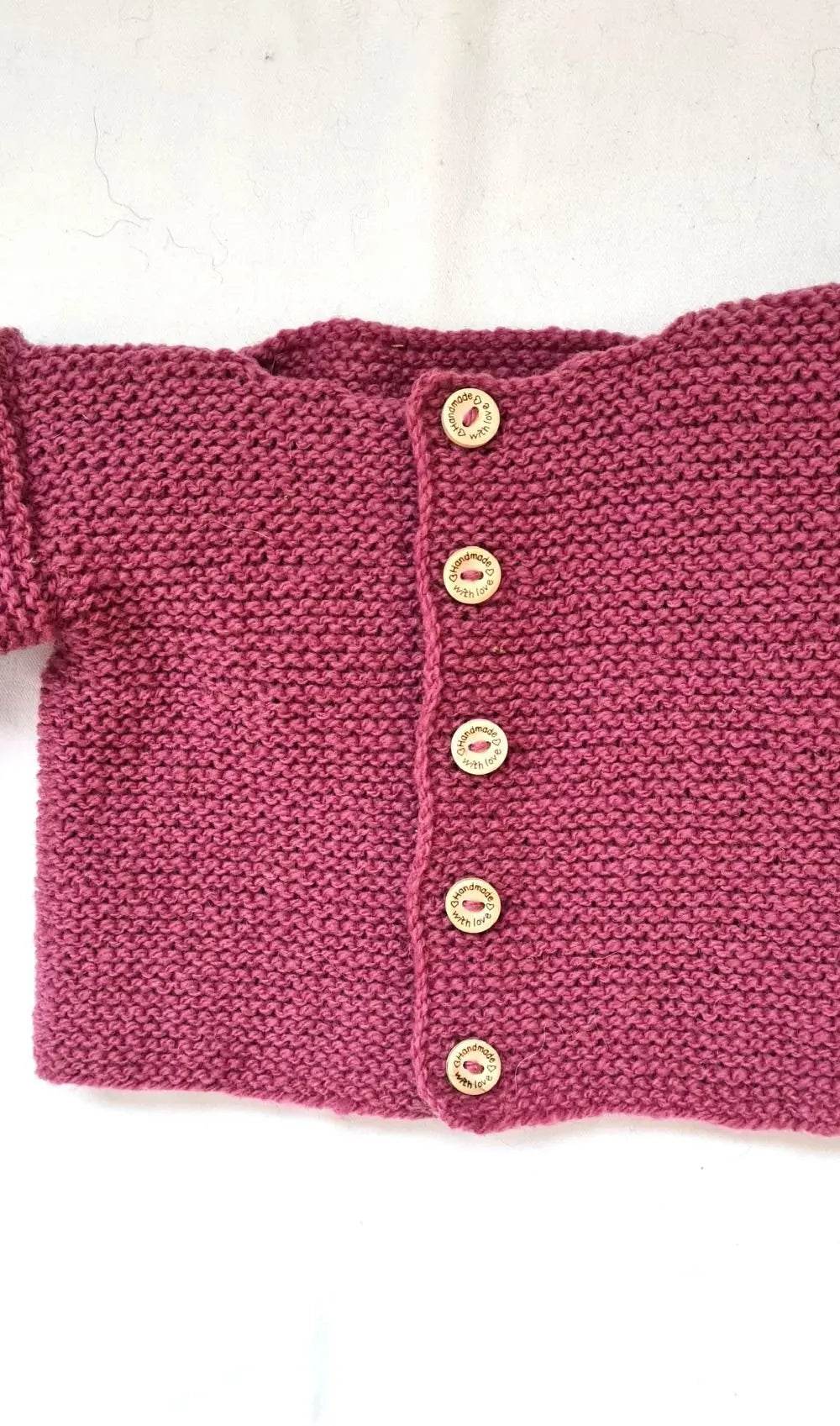 nullBio Strickjacke Baby Rosa Größe 62/68 3-6 monthStrickjacke Bio Baby Rosa in der Größe 62/68. Unsere handgestrickte Baby Strickjacke aus weicher Wolle in Rosa ist perfekt für die kalten Tage geeignet. Die Jacke is