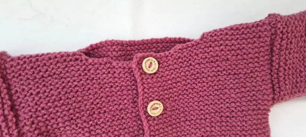 nullBio Strickjacke Baby Rosa Größe 62/68 3-6 monthStrickjacke Bio Baby Rosa in der Größe 62/68. Unsere handgestrickte Baby Strickjacke aus weicher Wolle in Rosa ist perfekt für die kalten Tage geeignet. Die Jacke is