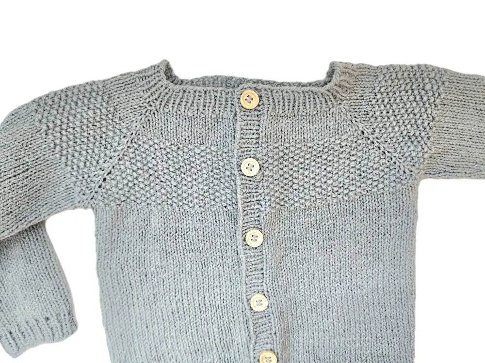 nullBio Strickjacke Pastellblau in Größe 80/86 12-18 monthUnsere Bio Strickjacke in Pastellblau ist perfekt für kleine Babys in Größe 80/86. Sie wurde sorgfältig aus Bio Merino-Wolle gestrickt, die von Bio zertifizierten Hö