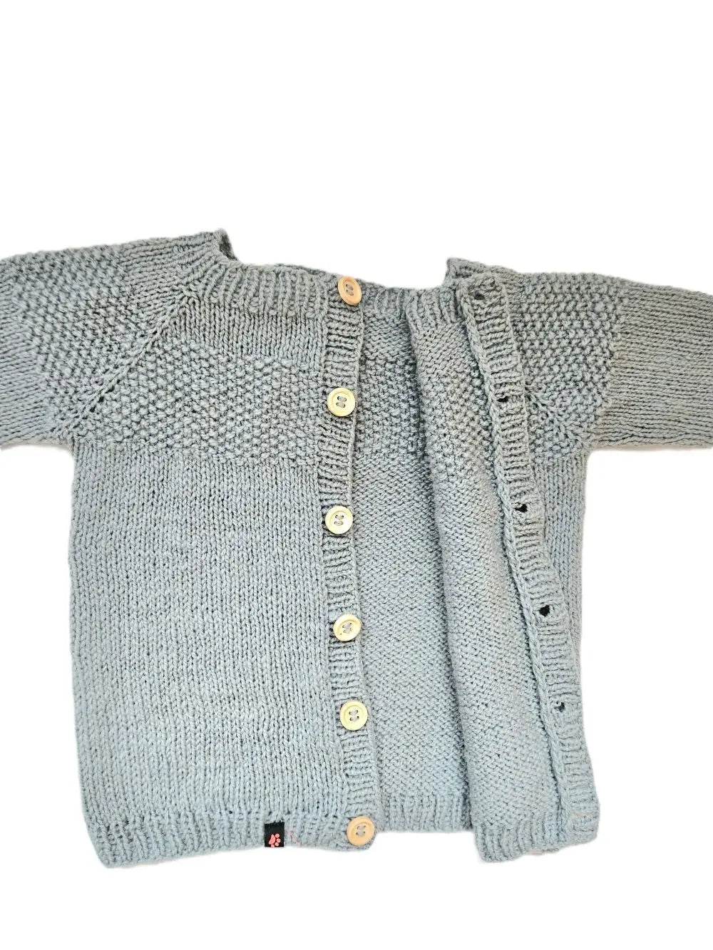 nullBio Strickjacke Pastellblau in Größe 80/86 12-18 monthUnsere Bio Strickjacke in Pastellblau ist perfekt für kleine Babys in Größe 80/86. Sie wurde sorgfältig aus Bio Merino-Wolle gestrickt, die von Bio zertifizierten Hö