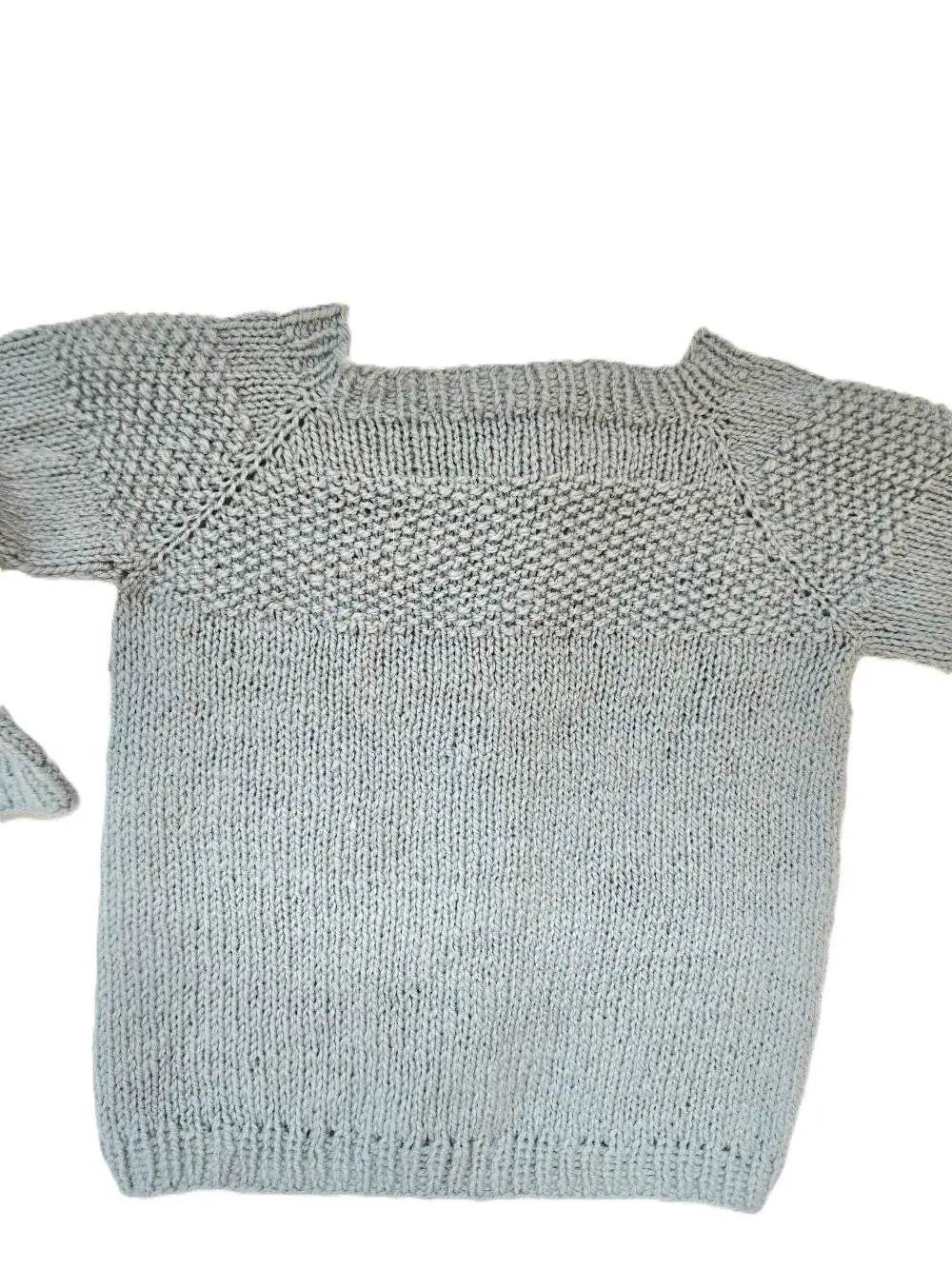 nullBio Strickjacke Pastellblau in Größe 80/86 12-18 monthUnsere Bio Strickjacke in Pastellblau ist perfekt für kleine Babys in Größe 80/86. Sie wurde sorgfältig aus Bio Merino-Wolle gestrickt, die von Bio zertifizierten Hö