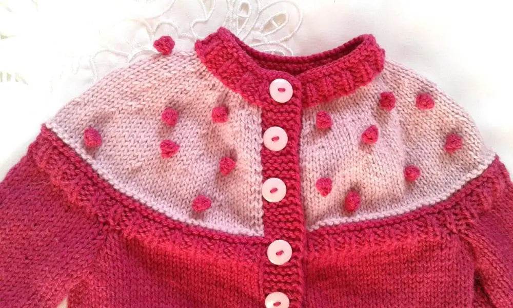nullPink farbene Strickjacke mit Passe in 98/104 3 JahreUnsere handgestrickte Pink farbene Strickjacke mit Passe ist das perfekte winterliche Accessoire für Ihre kleine Prinzessin. Die verschiedenen Pink Töne verleihen de