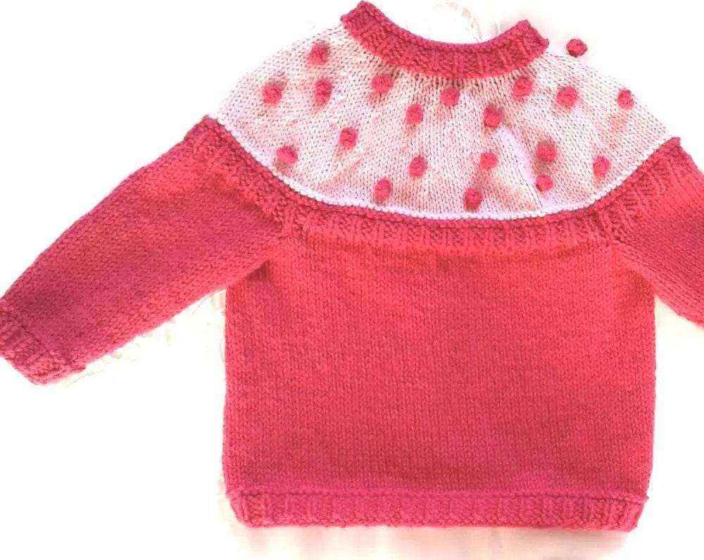 nullPink farbene Strickjacke mit Passe in 98/104 3 JahreUnsere handgestrickte Pink farbene Strickjacke mit Passe ist das perfekte winterliche Accessoire für Ihre kleine Prinzessin. Die verschiedenen Pink Töne verleihen de