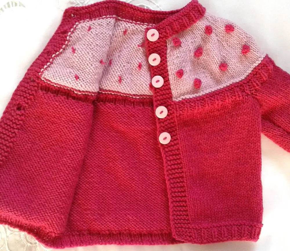 nullPink farbene Strickjacke mit Passe in 98/104 3 JahreUnsere handgestrickte Pink farbene Strickjacke mit Passe ist das perfekte winterliche Accessoire für Ihre kleine Prinzessin. Die verschiedenen Pink Töne verleihen de