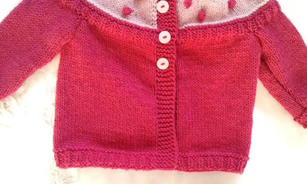 nullPink farbene Strickjacke mit Passe in 98/104 3 JahreUnsere handgestrickte Pink farbene Strickjacke mit Passe ist das perfekte winterliche Accessoire für Ihre kleine Prinzessin. Die verschiedenen Pink Töne verleihen de