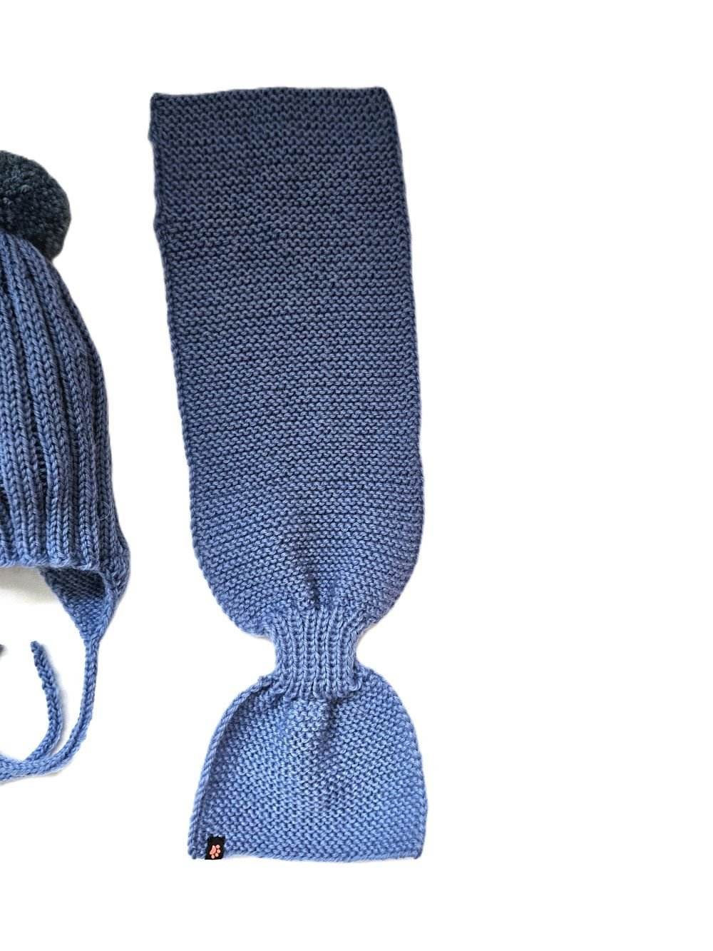 nullSteckschal Bio in Blau für das Alter 1 - 3 JahreUnser handgestricktes Steckschal Bio in Blau ist aus hochwertiger Bio Merino Wolle gefertigt und perfekt für Kinder im Alter von 1 - 3 Jahren. Der weiche, warme Scha