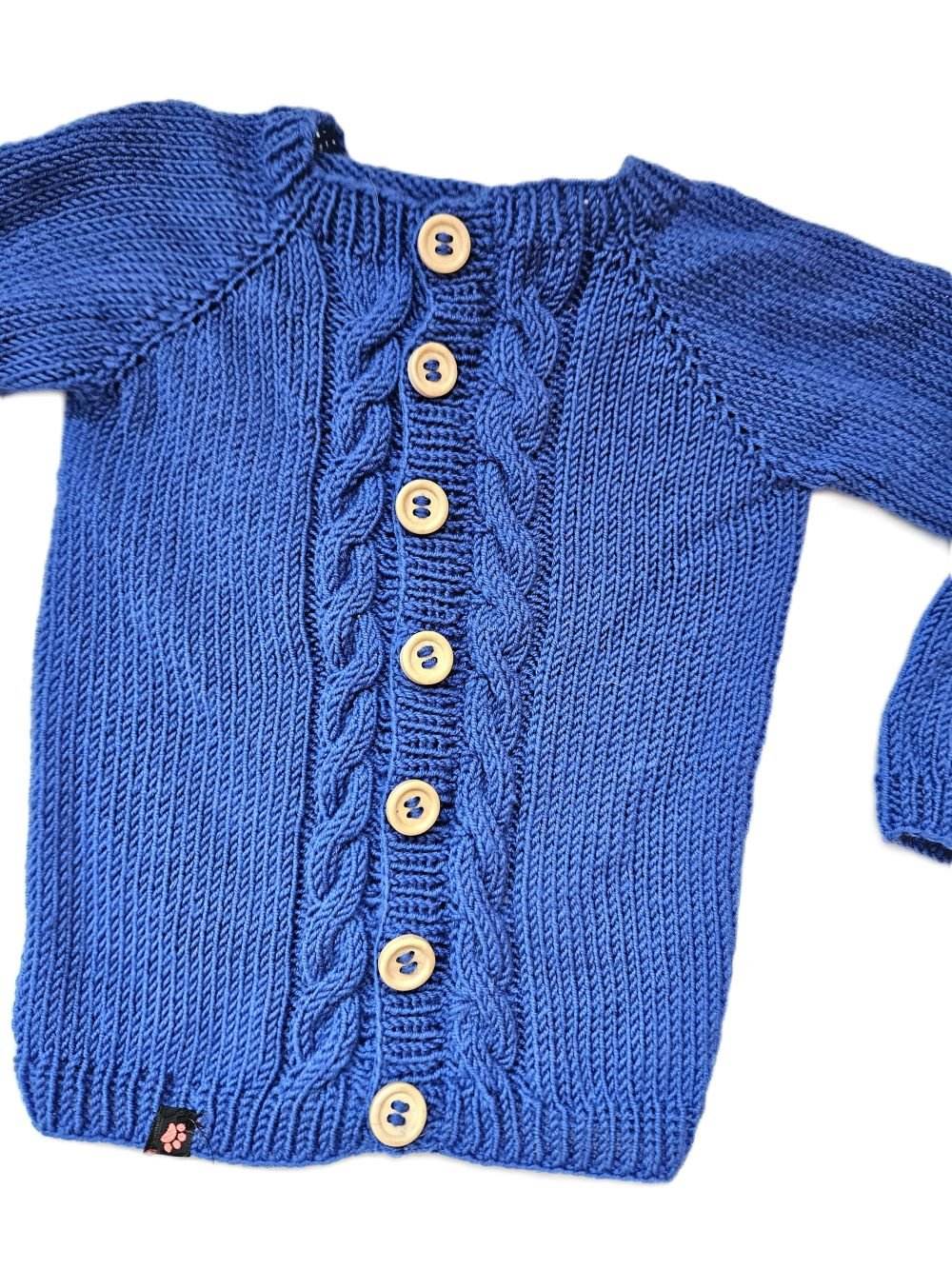 nullStrickjacke Baby in Blau und der Größe 74/80 10-12 monthUnsere handgestrickte Strickjacke Baby in Blau ist ein zeitloses und wunderschönes Kleidungsstück für kleine Jungs. Hergestellt aus Baby Merino Wolle ist sie nicht n