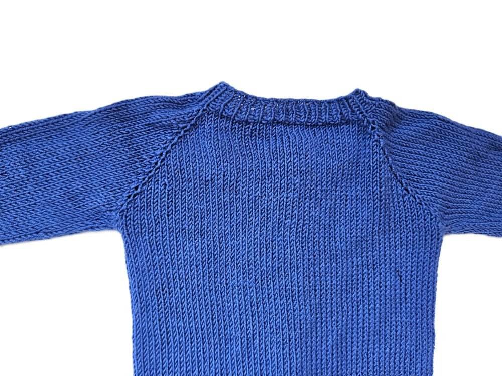 nullStrickjacke Baby in Blau und der Größe 74/80 10-12 monthUnsere handgestrickte Strickjacke Baby in Blau ist ein zeitloses und wunderschönes Kleidungsstück für kleine Jungs. Hergestellt aus Baby Merino Wolle ist sie nicht n