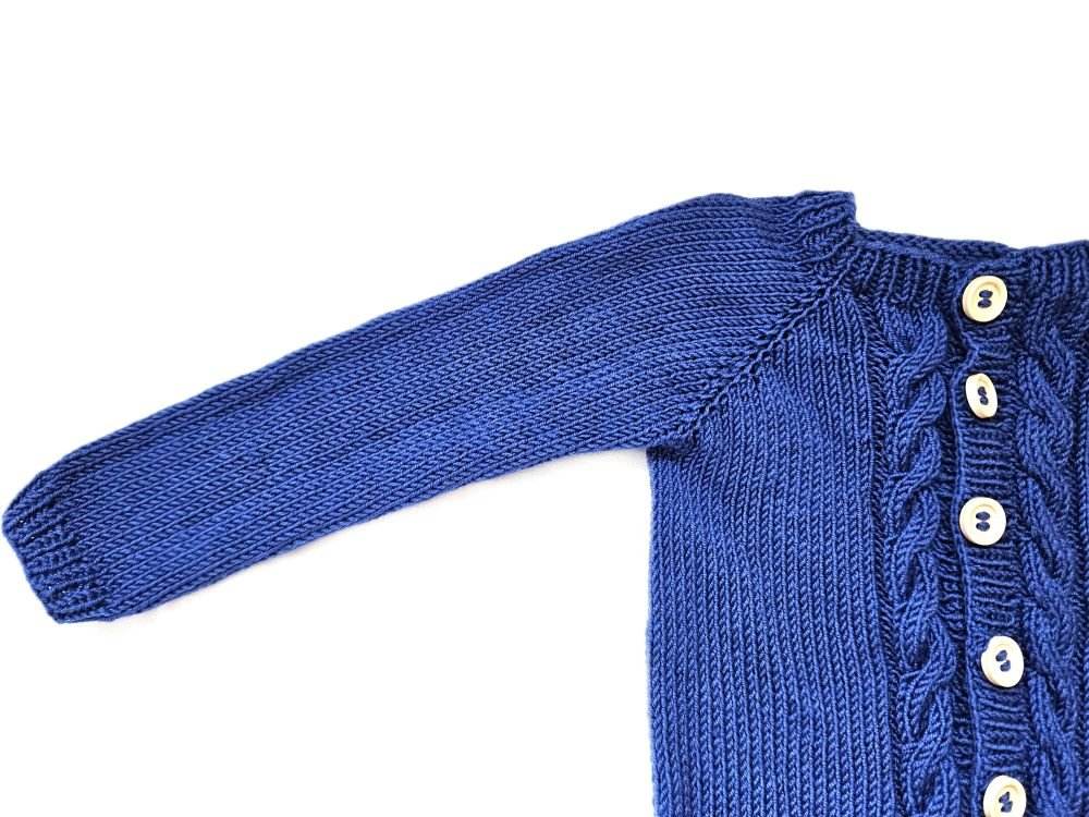 nullStrickjacke Baby in Blau und der Größe 74/80 10-12 monthUnsere handgestrickte Strickjacke Baby in Blau ist ein zeitloses und wunderschönes Kleidungsstück für kleine Jungs. Hergestellt aus Baby Merino Wolle ist sie nicht n