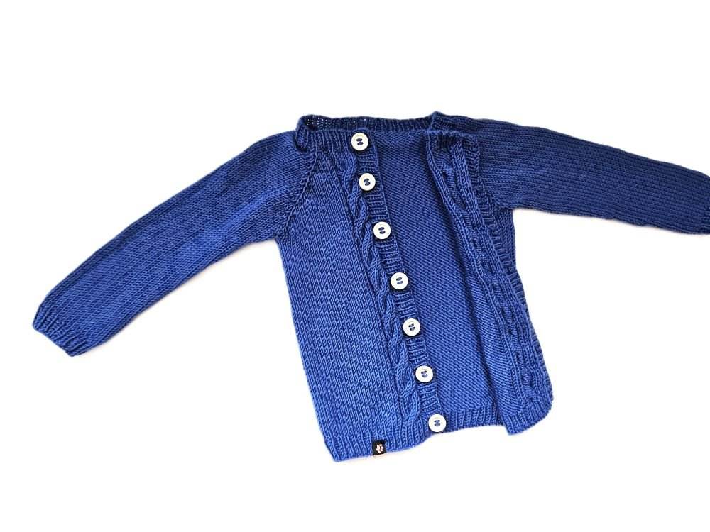 nullStrickjacke Baby in Blau und der Größe 74/80 10-12 monthUnsere handgestrickte Strickjacke Baby in Blau ist ein zeitloses und wunderschönes Kleidungsstück für kleine Jungs. Hergestellt aus Baby Merino Wolle ist sie nicht n