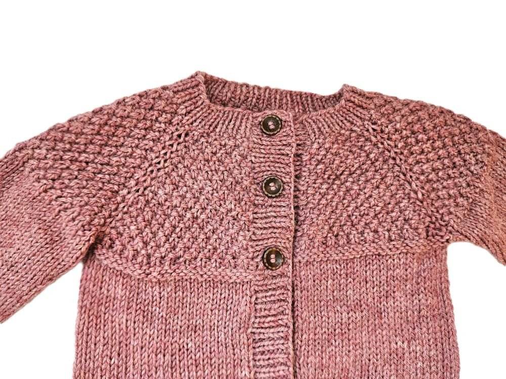 nullStrickjacke Baby in Blush und der Größe 86/92 18-24 monthUnsere handgestrickte Wollstrickjacke für Mädchen in der Größe 86/92 ist in einem zarten Blush-Ton gehalten, der perfekt zu jedem Outfit passt. Die Jacke verfügt übe