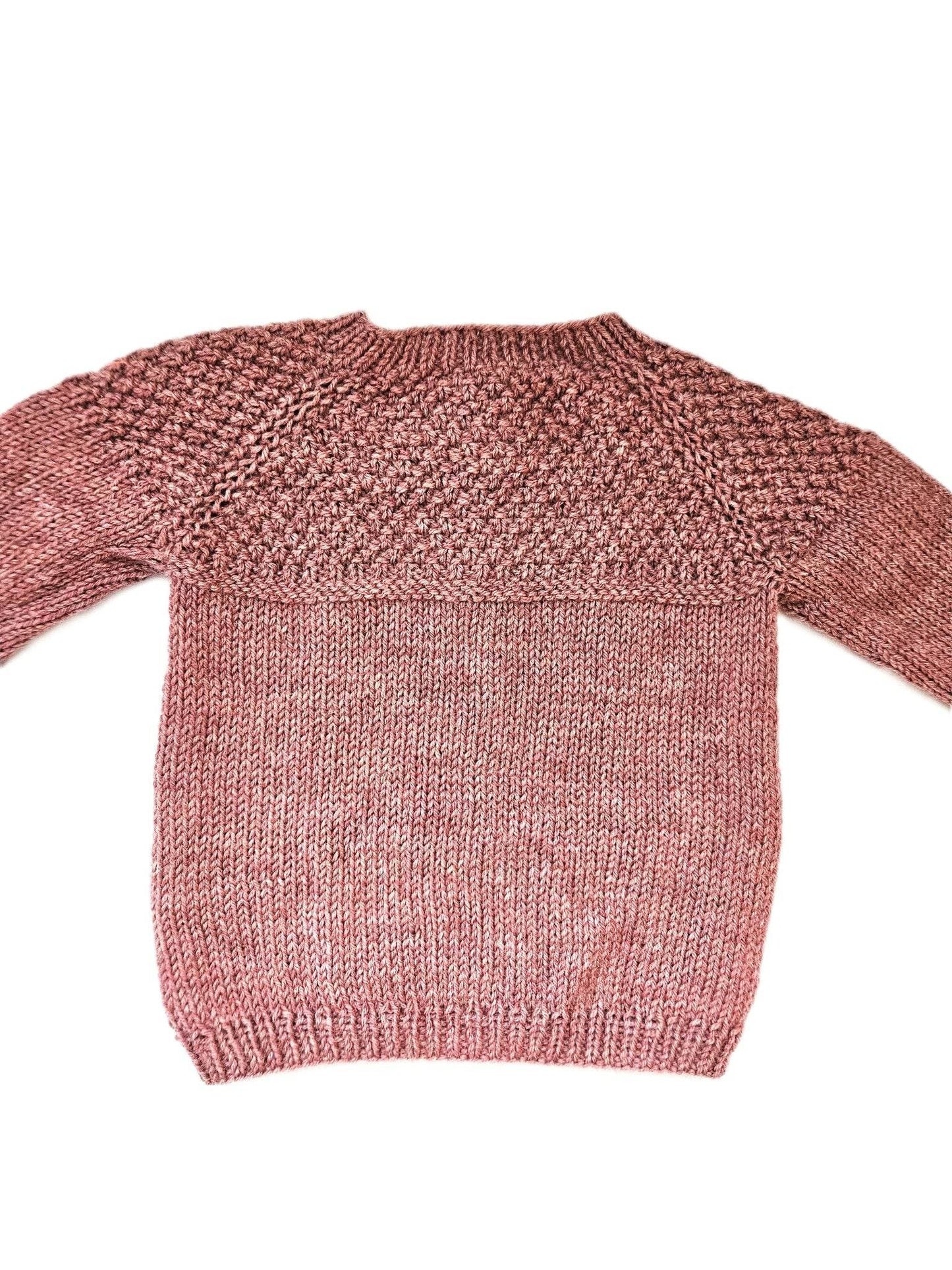 nullStrickjacke Baby in Blush und der Größe 86/92 18-24 monthUnsere handgestrickte Wollstrickjacke für Mädchen in der Größe 86/92 ist in einem zarten Blush-Ton gehalten, der perfekt zu jedem Outfit passt. Die Jacke verfügt übe