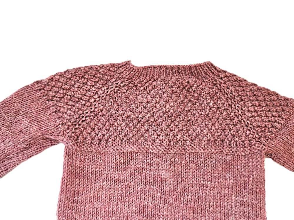 nullStrickjacke Baby in Blush und der Größe 86/92 18-24 monthUnsere handgestrickte Wollstrickjacke für Mädchen in der Größe 86/92 ist in einem zarten Blush-Ton gehalten, der perfekt zu jedem Outfit passt. Die Jacke verfügt übe