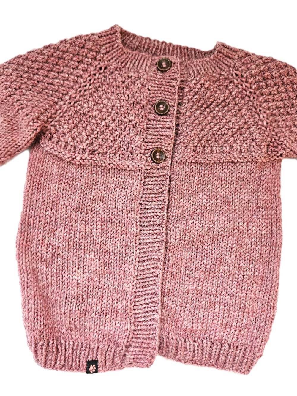 nullStrickjacke Baby in Blush und der Größe 86/92 18-24 monthUnsere handgestrickte Wollstrickjacke für Mädchen in der Größe 86/92 ist in einem zarten Blush-Ton gehalten, der perfekt zu jedem Outfit passt. Die Jacke verfügt übe