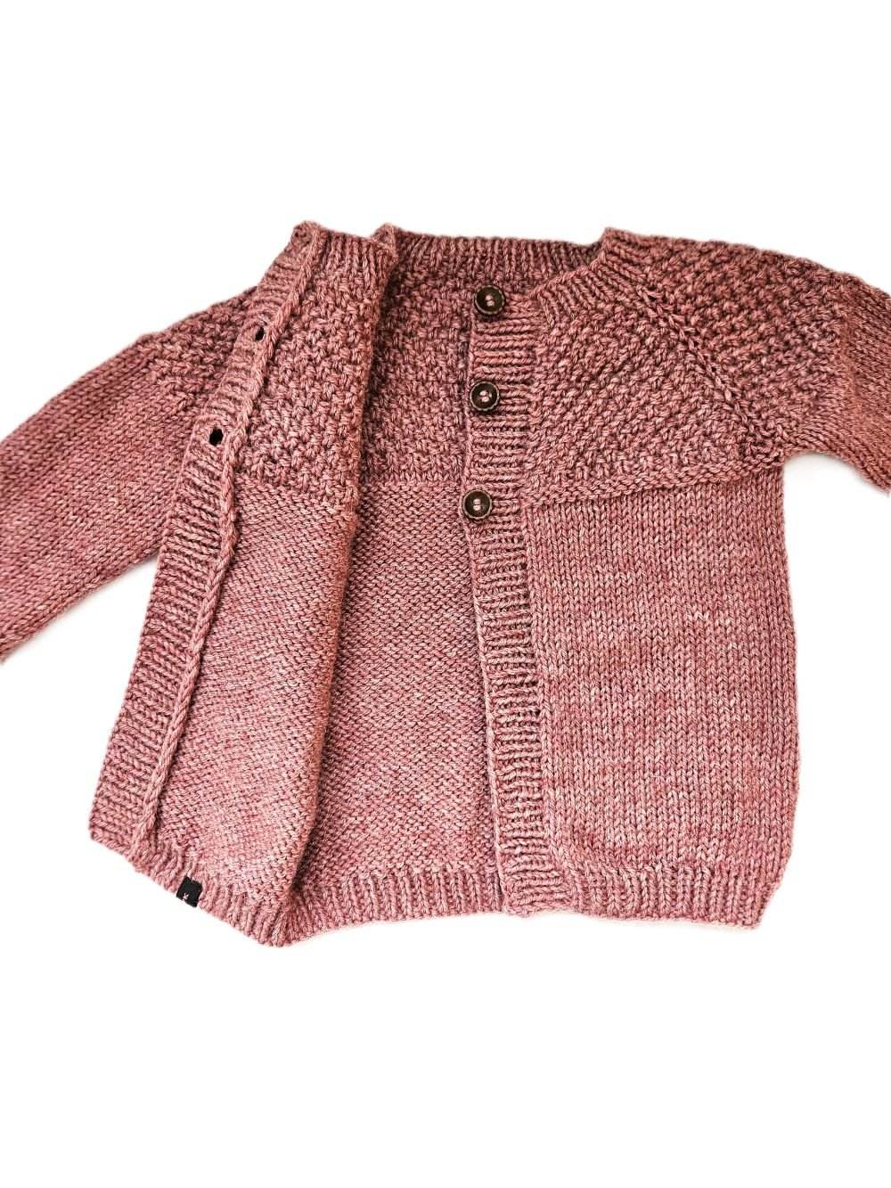 nullStrickjacke Baby in Blush und der Größe 86/92 18-24 monthUnsere handgestrickte Wollstrickjacke für Mädchen in der Größe 86/92 ist in einem zarten Blush-Ton gehalten, der perfekt zu jedem Outfit passt. Die Jacke verfügt übe