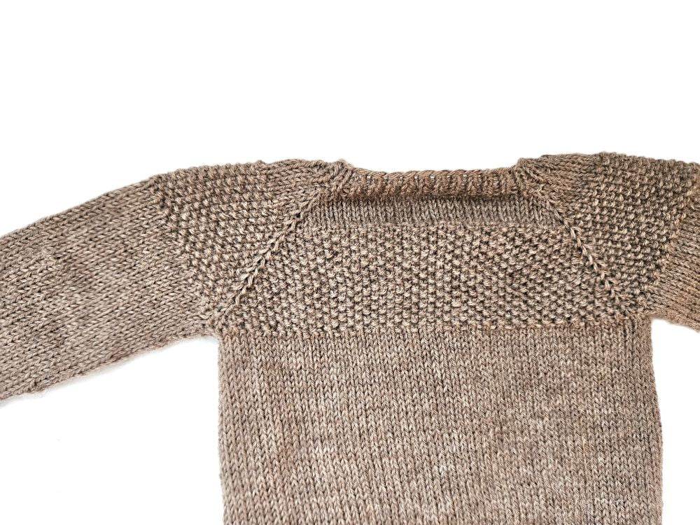 nullStrickjacke Baby in Braun und der Größe 86/92 18-24 monthUnsere liebevoll handgestrickte Strickjacke für Babys in der Farbe Hellbraun ist genau das Richtige für Ihr kleines Kind. Hergestellt aus hochwertigem Merino mit Alp