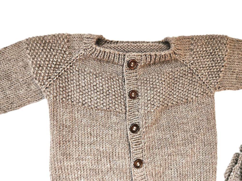 nullStrickjacke Baby in Braun und der Größe 86/92 18-24 monthUnsere liebevoll handgestrickte Strickjacke für Babys in der Farbe Hellbraun ist genau das Richtige für Ihr kleines Kind. Hergestellt aus hochwertigem Merino mit Alp