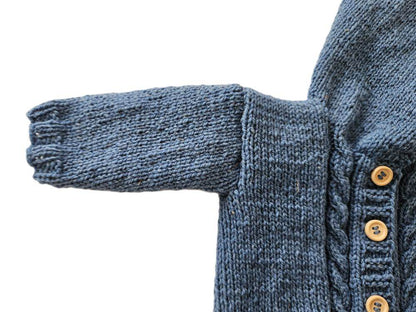 Bio Strickjacke in Blau und Größe 62/68 3-6 Monate - Shop Pekusch