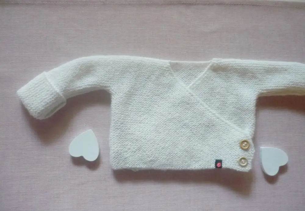 nullWickeljacke Baby Weiß in  Größe 62/68   3-6 monthWickeljacke Baby Weiß in Größe 62/68. Die Baby Wickeljacke Alpaka handgestrickt in Weiß in Größe 62/68 ist ein wahrer Blickfang! Diese süße Jacke wurde mit viel Lieb