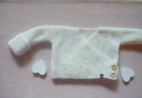 nullWickeljacke Baby Weiß in  Größe 62/68   3-6 monthWickeljacke Baby Weiß in Größe 62/68. Die Baby Wickeljacke Alpaka handgestrickt in Weiß in Größe 62/68 ist ein wahrer Blickfang! Diese süße Jacke wurde mit viel Lieb