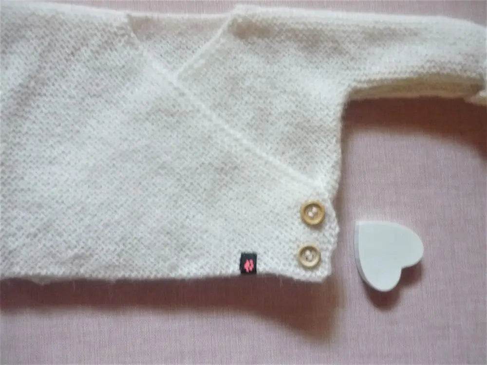 nullWickeljacke Baby Weiß in  Größe 62/68   3-6 monthWickeljacke Baby Weiß in Größe 62/68. Die Baby Wickeljacke Alpaka handgestrickt in Weiß in Größe 62/68 ist ein wahrer Blickfang! Diese süße Jacke wurde mit viel Lieb