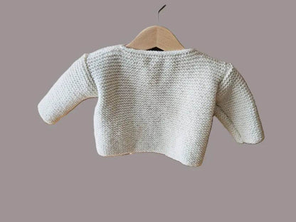 nullStrickjacke Baby Wollweiß Größe 68/74  6-9 monthStrickjacke Baby Wollweiß in Größe 68/74. Unsere handgestrickte Baby Strickjacke aus weicher Wolle in Wollweiß ist perfekt für die kalten Tage geeignet. Die Jacke is