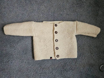 nullStrickjacke Baby Wollweiß Größe 68/74  6-9 monthStrickjacke Baby Wollweiß in Größe 68/74. Unsere handgestrickte Baby Strickjacke aus weicher Wolle in Wollweiß ist perfekt für die kalten Tage geeignet. Die Jacke is