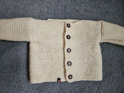 nullStrickjacke Baby Wollweiß Größe 68/74  6-9 monthStrickjacke Baby Wollweiß in Größe 68/74. Unsere handgestrickte Baby Strickjacke aus weicher Wolle in Wollweiß ist perfekt für die kalten Tage geeignet. Die Jacke is