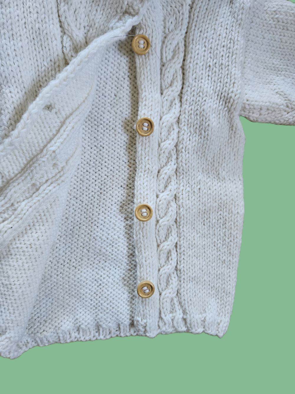 nullStrickjacke Baby Wollweiß  Größe 80/86   12-18 monthStrickjacke Baby Wollweiß Größe 80/86. Diese süße handgestrickte Baby Strickjacke aus Wolle in Wollweiß mit Kapuze und in der Größe 80/86 wurde liebevoll aus einer M