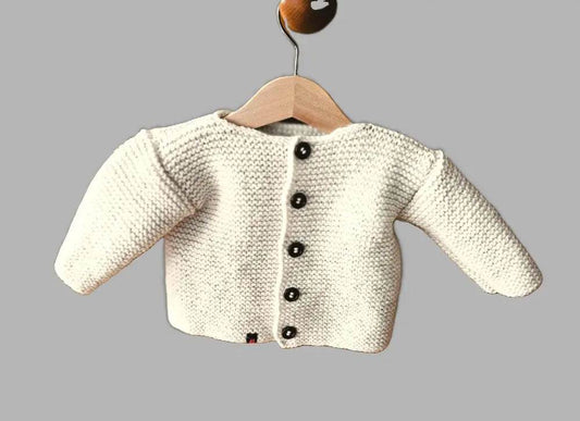 nullStrickjacke Baby Wollweiß Größe 68/74  6-9 monthStrickjacke Baby Wollweiß in Größe 68/74. Unsere handgestrickte Baby Strickjacke aus weicher Wolle in Wollweiß ist perfekt für die kalten Tage geeignet. Die Jacke is