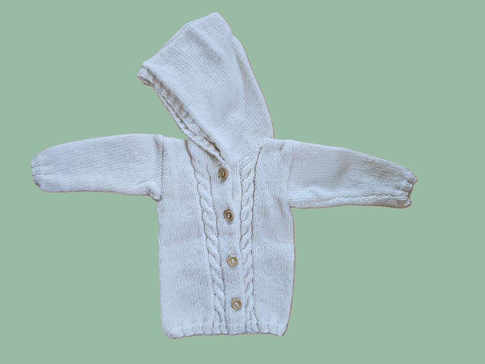 nullStrickjacke Baby Wollweiß  Größe 80/86   12-18 monthStrickjacke Baby Wollweiß Größe 80/86. Diese süße handgestrickte Baby Strickjacke aus Wolle in Wollweiß mit Kapuze und in der Größe 80/86 wurde liebevoll aus einer M