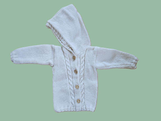 nullStrickjacke Baby Wollweiß  Größe 80/86   12-18 monthStrickjacke Baby Wollweiß Größe 80/86. Diese süße handgestrickte Baby Strickjacke aus Wolle in Wollweiß mit Kapuze und in der Größe 80/86 wurde liebevoll aus einer M