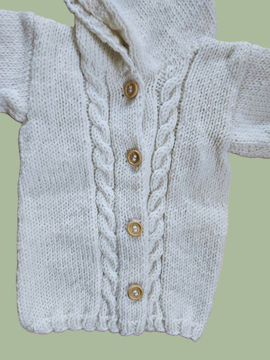 nullStrickjacke Baby Wollweiß  Größe 80/86   12-18 monthStrickjacke Baby Wollweiß Größe 80/86. Diese süße handgestrickte Baby Strickjacke aus Wolle in Wollweiß mit Kapuze und in der Größe 80/86 wurde liebevoll aus einer M