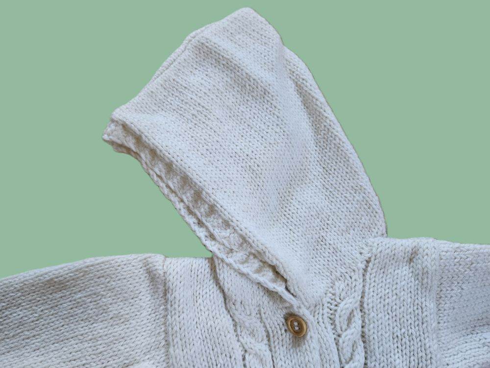 nullStrickjacke Baby Wollweiß  Größe 80/86   12-18 monthStrickjacke Baby Wollweiß Größe 80/86. Diese süße handgestrickte Baby Strickjacke aus Wolle in Wollweiß mit Kapuze und in der Größe 80/86 wurde liebevoll aus einer M